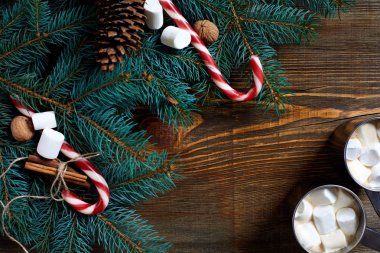 Kakao bir ahşap zemin üzerine krema, çikolata ve Ladin dalları ile