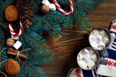 Noel içkisi. Kupa sıcak kahve ile hatmi, kırmızı şeker kamışı ahşap arka plan üzerinde. Yeni yıl.