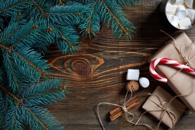 Kakao bir ahşap zemin üzerine krema, çikolata ve Ladin dalları ile