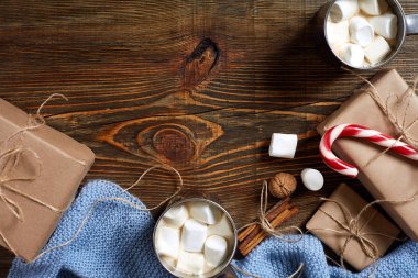 Noel içkisi. Kupa sıcak kahve ile hatmi, kırmızı şeker kamışı ahşap arka plan üzerinde. Yeni yıl.