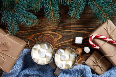 Noel içkisi. Kupa sıcak kahve ile hatmi, kırmızı şeker kamışı ahşap arka plan üzerinde. Yeni yıl.