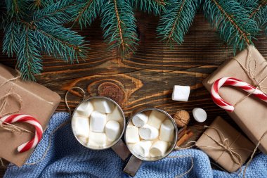 Noel içkisi. Kupa sıcak kahve ile hatmi, kırmızı şeker kamışı ahşap arka plan üzerinde. Yeni yıl.