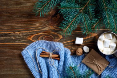 Noel içkisi. Ahşap arka plan üzerinde hatmi ile kupa sıcak kahve. Yeni yıl.