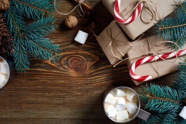 Kakao bir ahşap zemin üzerine krema, çikolata ve Ladin dalları ile