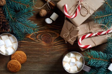 Noel içkisi. Kupa sıcak kahve ile hatmi, kırmızı şeker kamışı ahşap arka plan üzerinde. Yeni yıl.