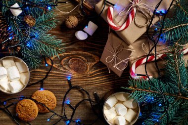 Noel içkisi. Kupa sıcak kahve ile hatmi, kırmızı şeker kamışı ahşap arka plan üzerinde. Yeni yıl.