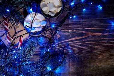 Noel sıcak içecek. Kakao hatmi, garland ve Ladin dallarda ahşap arka plan ile. Üstten Görünüm