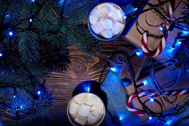 Noel sıcak içecek. Kakao hatmi, garland ve Ladin dallarda ahşap arka plan ile. Üstten Görünüm