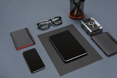 Siyah ofis malzeme toplama düz yatıyordu. İleti örneği smartphone ve tablet ile dizi en iyi görüntüyü