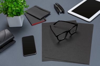 Siyah ofis malzeme toplama düz yatıyordu. İleti örneği smartphone ve tablet ile dizi en iyi görüntüyü
