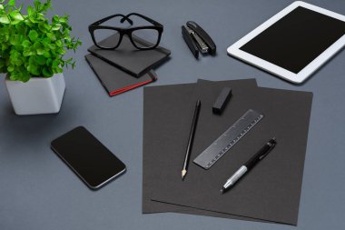 Siyah ofis malzeme toplama düz yatıyordu. İleti örneği smartphone ve tablet ile dizi en iyi görüntüyü