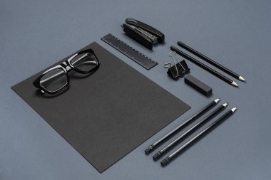 Mockup iş marka şablon gri arka plan üzerinde. Siyah kırtasiye seti.