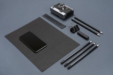 Mockup iş marka şablon gri arka plan üzerinde. Siyah kırtasiye seti.