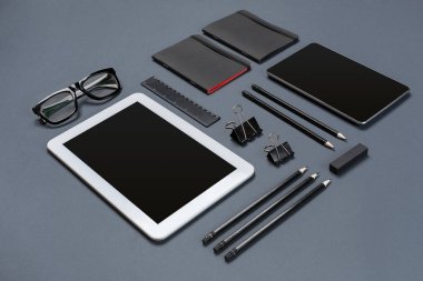 Mockup iş marka şablon gri arka plan üzerinde. Siyah kırtasiye seti.