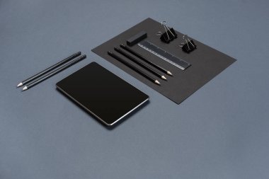 Mockup iş marka şablon gri arka plan üzerinde. Siyah kırtasiye seti.