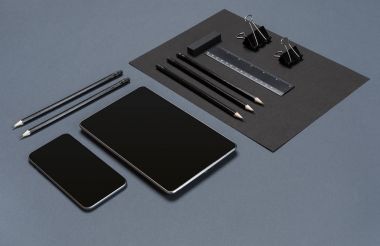 Mockup iş marka şablon gri arka plan üzerinde. Siyah kırtasiye seti.