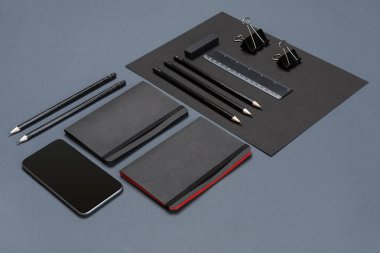 Mockup iş marka şablon gri arka plan üzerinde. Siyah kırtasiye seti.