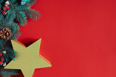 Çam kozalakları, çam dalları ve hediye kutuları kırmızı zemin üzerine yığını Noel bileşimi