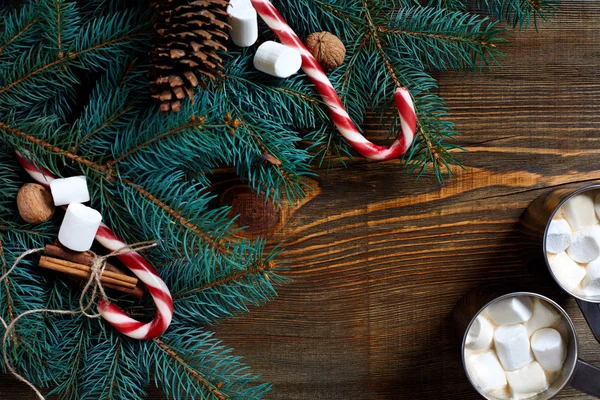 Kakao bir ahşap zemin üzerine krema, çikolata ve Ladin dalları ile