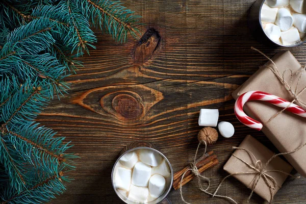 Kakao bir ahşap zemin üzerine krema, çikolata ve Ladin dalları ile