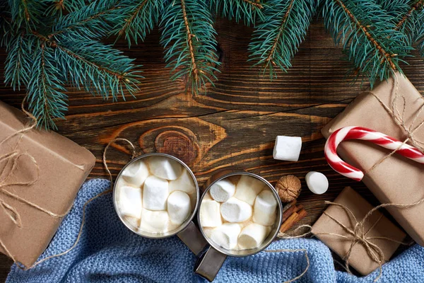 Noel içkisi. Kupa sıcak kahve ile hatmi, kırmızı şeker kamışı ahşap arka plan üzerinde. Yeni yıl.