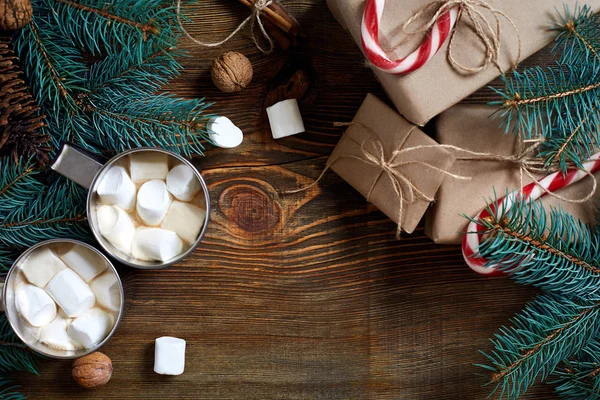 Kakao bir ahşap zemin üzerine krema, çikolata ve Ladin dalları ile