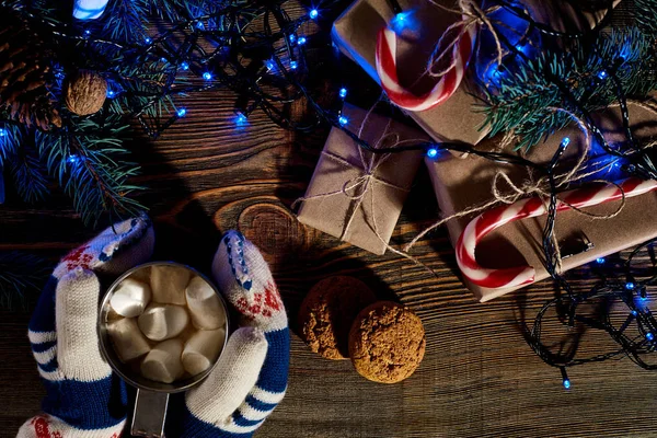 Navidad chocolate caliente casero con malvaviscos en las manos de la mujer, vista superior . — Foto de Stock