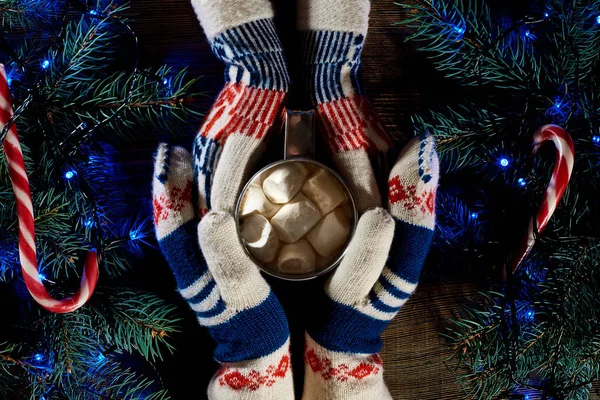 Noel ev yapımı sıcak çikolata marshmallow adam ve kadın, üstten görünüm elinde.