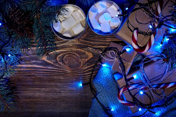 Noel sıcak içecek. Kakao hatmi, garland ve Ladin dallarda ahşap arka plan ile. Üstten Görünüm