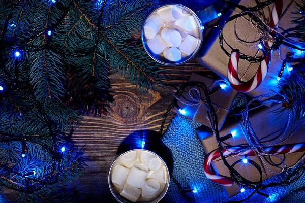 Noel sıcak içecek. Kakao hatmi, garland ve Ladin dallarda ahşap arka plan ile. Üstten Görünüm