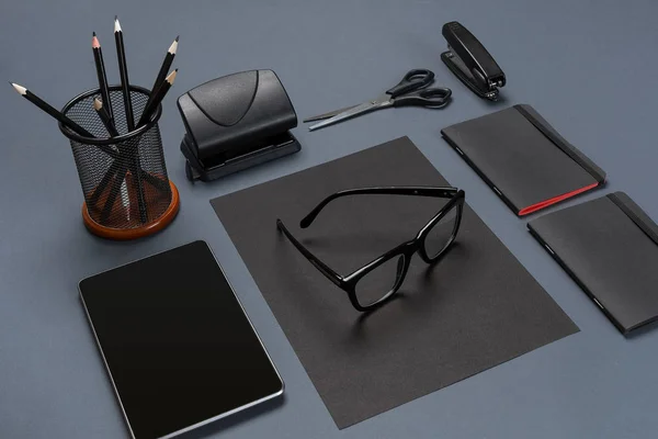 Coleção de material de escritório preto flat lay. Visão superior em conjunto de artigos de papelaria com tablet — Fotografia de Stock