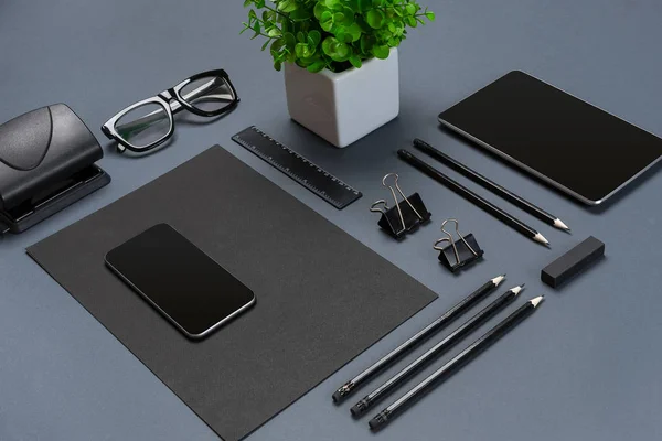 Attrappe Geschäftsmarke Vorlage auf grauem Hintergrund. Set schwarzer Schreibwaren. — Stockfoto