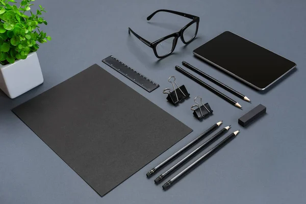 Modèle de marque d'entreprise Mockup sur fond gris. Ensemble de papeterie noire . — Photo