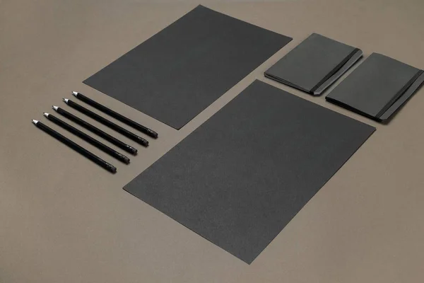 Moderno mock up flat lay de notebook e artigos de papelaria em fundo cinza . — Fotografia de Stock