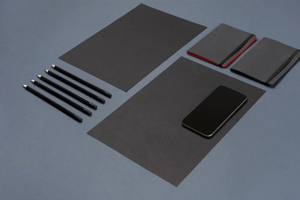 Moderne mock up plat leggen van de notebook en briefpapier op grijze achtergrond. — Stockfoto