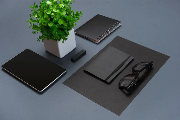 Schwarzes Büropapier auf grauem Hintergrund, flach gelegt — Stockfoto
