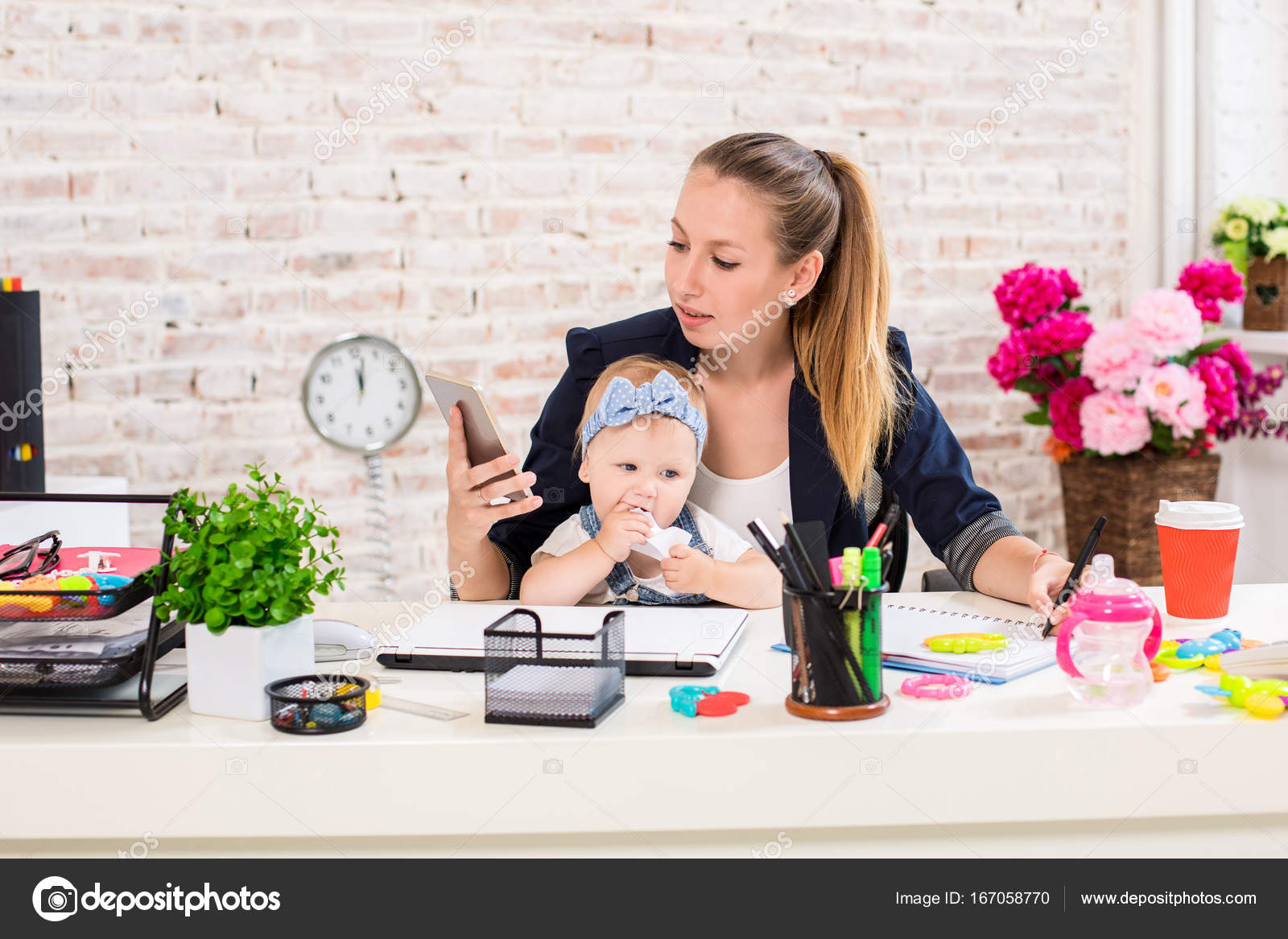 работа иллюстрация. мама работает с ребенком на руках. мама в декрете. занятая женщина. мама работает руками.