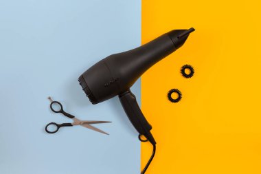 Makas, kurutma makinesi ile Styling Saç ve mavi ve sarı kağıt arka plan üstüne berber araçlarında mock-up görüntülemek