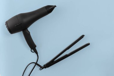 Kuaför çeşitli aksesuarları ile mavi arka plan ayarla