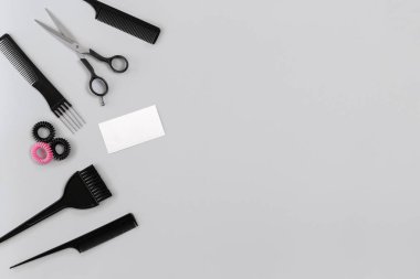 Gri arka plan üzerinde çeşitli aksesuarları ile ayarla Kuaför