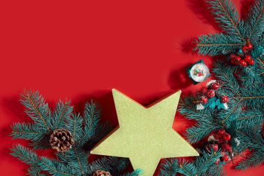 Çam kozalakları, çam dalları ve hediye kutuları kırmızı zemin üzerine yığını Noel bileşimi