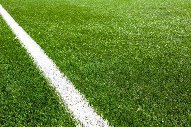 Futbol alan çim üzerinde beyaz çizgi