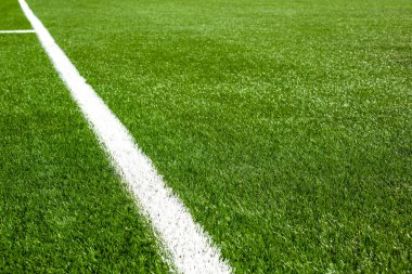 Futbol alan çim üzerinde beyaz çizgi