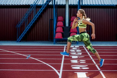 Kadın atlet koşu bandı çalışır. Spor arka plan
