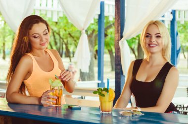 İki kız arkadaş eğlenceli yaz aylarında açık olan. Tatilde kokteyl bardak kadınlarla