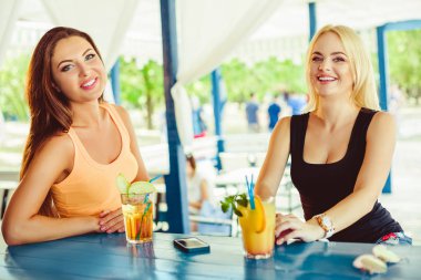 İki kız arkadaş eğlenceli yaz aylarında açık olan. Tatilde kokteyl bardak kadınla