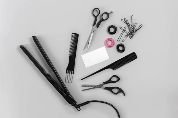 Fryzjer, zestaw z różnych akcesoriów na szarym tle — Zdjęcie stockowe