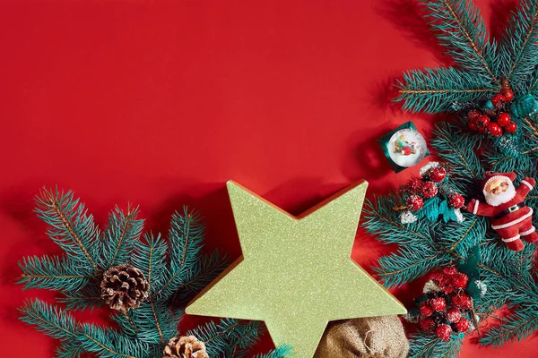 Çam kozalakları, çam dalları ve hediye kutuları kırmızı zemin üzerine yığını Noel bileşimi