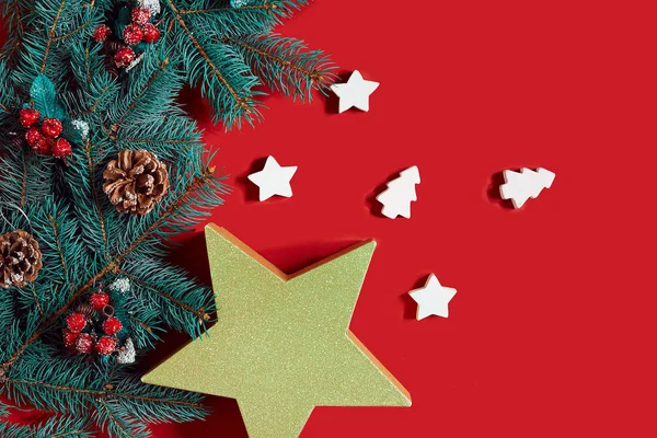 Çam kozalakları, çam dalları ve hediye kutuları kırmızı zemin üzerine yığını Noel bileşimi