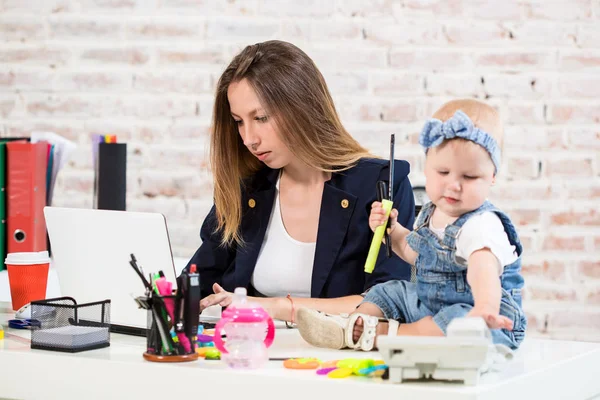 Mulher de negócios mãe mulher com uma filha trabalhando no computador — Fotografia de Stock